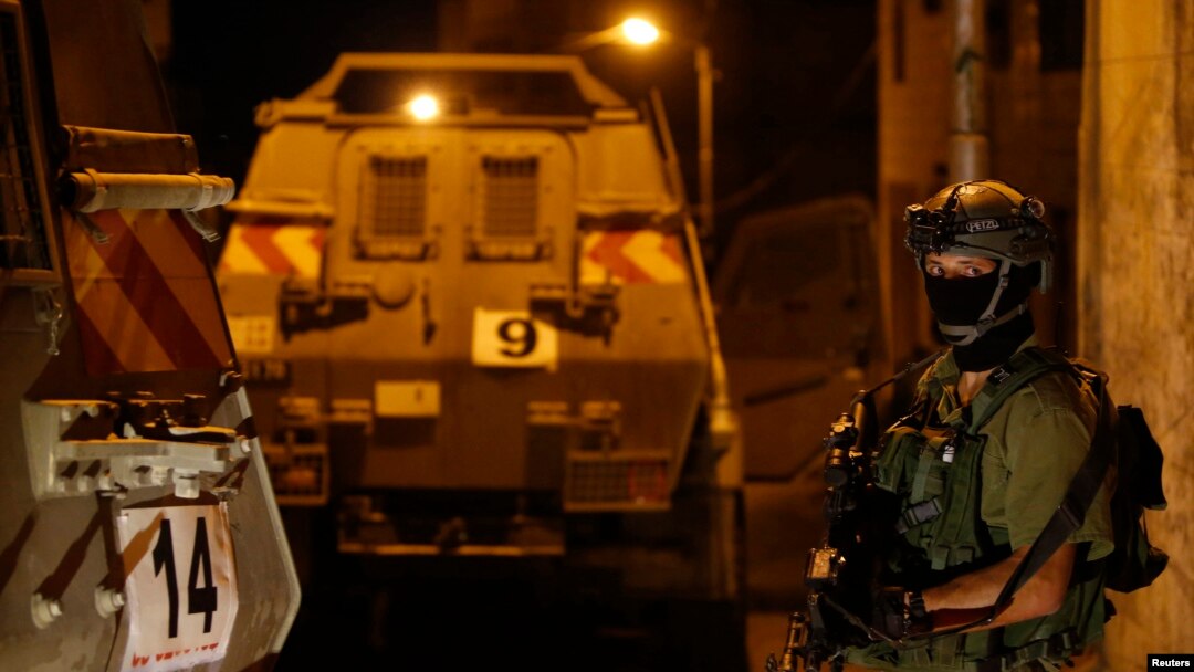 Binh sĩ Israel canh gác tại thành phố Hebron trong khu vực Bờ Tây, ngày 15/6/2014. 