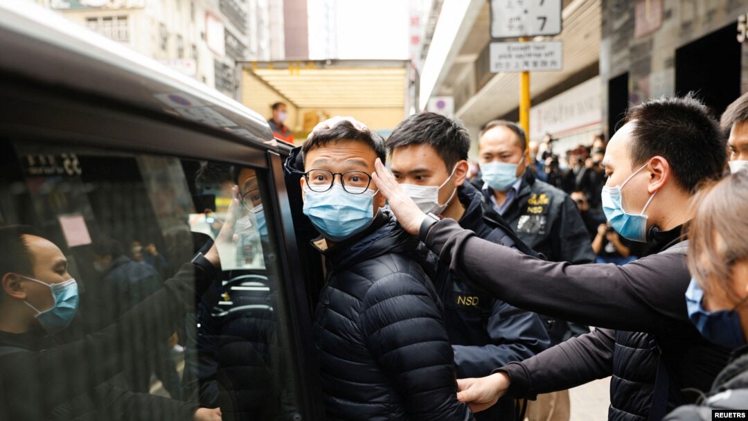 Penjabat redaktur kepala Stand News, Patrick Lam, saat ditahan polisi dengan tuduhan konspirasi, bersama enam orang lainnya, di Hong Kong, China, Rabu, 29 Desember 2021. (Foto: Tyrone Siu/Reuters)