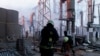 آتش‌نشان‌های اوکراینی در تلاش برای اطفای حریق ناشی از حملات روسیه به یک تاسیسات برق در خارکیف، اوکراین. جمعه ۳ فروردین ۱۴۰۳