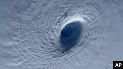 Topan Maysak diambil dari Stasiun Antariksa International (ISS) oleh astronot Samantha Cristoforetti, 31 Maret 2015 (AP Photo/NASA, Samantha Cristoforetti).