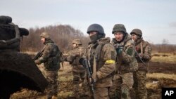 Sejumlah tentara Ukraina bersiaga di garis depan di sebuah lokasi yang tidak disebutkan di wilayah Donestk, Ukraina, pada 24 November 2022. (AP/Roman Chop)