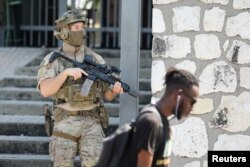 Tentara Kanada berjaga di depan kedutaan besar Kanada di ibu kota Haiti, Port-au-Prince di tengah meluasnya kekerasan oleh geng-geng bersenjata, Jumat 29 Maret 2024. (Foto: Ralph Tedy Erol/Reuters)