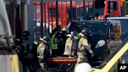 Bomberos cargan un cadáver después de un incendio en una discoteca de Murcia, España, el 1 de octubre de 2023.