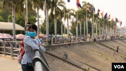 Girls wear masks in the park in front of the Royal Palace in Phnom Penh, Cambodia on 11th February, 2020. (Malis Tum/VOA Khmer)