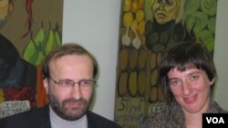 Директор Еврейского общинного центра Санкт-Петербурга Александр Френкель и художница Евгения Голант 
