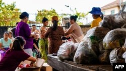Người dân xếp hàng nhận thực phẩm cứu trợ tại trại tị nạn dành cho người chạy trốn bạo lực ở bang Shan, miền đông Myanmar.