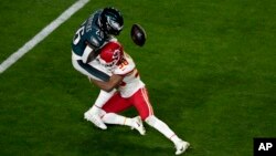 El esquinero de los Kansas City Chiefs, L'Jarius Sneed (38), rompe un pase destinado al corredor de los Philadelphia Eagles, Miles Sanders (26), durante la segunda mitad del partido de fútbol americano NFL Super Bowl 57, el domingo 12 de febrero de 2023, en Glendale, EE. Arizona (Foto AP/Charlie Riedel)