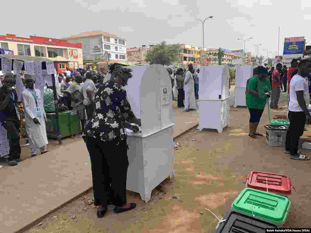 Jama’a sun fara kada kuri’ar zaben shekarar 2019 a unguwar Wuse 2 dake birnin tarayya Abuja.