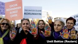 Manifestation contre une proposition de loi visant à éxonérer les violeurs s'ils épousent leur victime en Turquie le 16 novembre 2016.