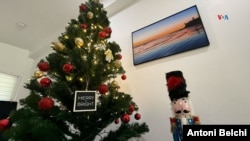 El interior de una vivienda en Miami, Florida, decorada con ornamentos navideños. (Foto: Antoni Belchi / VOA)