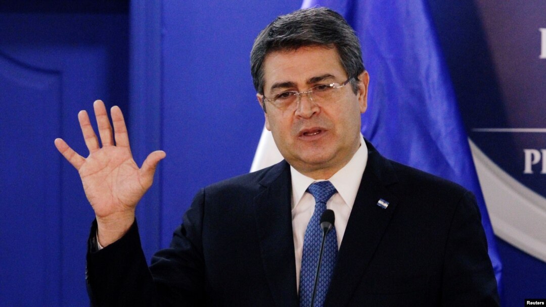 El presidente hondureño Juan Orlando Hernandez es considerado un "aliado incómodo" de EE.UU por sus supuestos nexos con narcotraficantes, Uno de sus ministros acusa ahora a Venezuela de estar detrás de los vuelos que usan a Honduras como lugar de escala. Foto Reuters