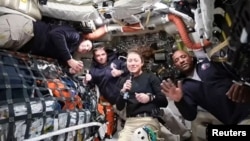 د ارتمس ۲ فضایي بېړۍ عمله جرمي هنسین، ریید وایزمین، کرستنیا کوچ او ویکتور ګلوور د خبریالانو پوښتنو ته ځوابونه وايي. 