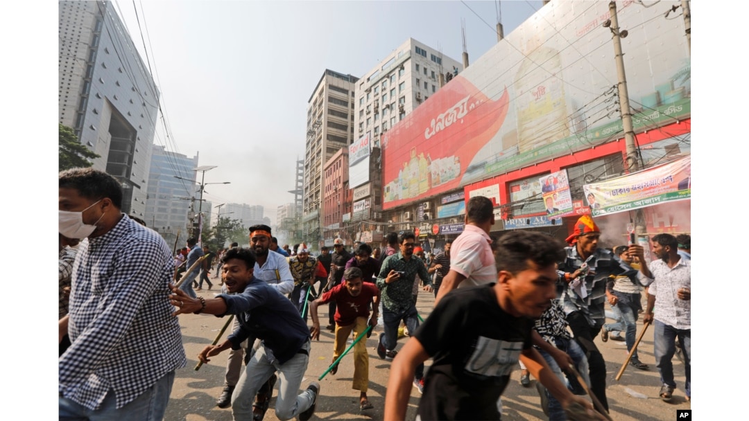 Aktivis Partai Nasionalis Bangladesh berlari setelah bentrok dengan polisi saat protes di Dhaka, Bangladesh, Sabtu, 28 Oktober 2023 (Foto: AP)