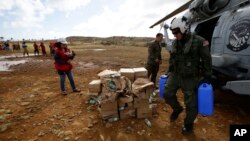 Pripadnici američke mornarice istovaruju pomoć i zalihe za seljane u izolovanim oblastima Filipina 