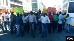 Vechidiki veMDC T vanonzi vakarwisana nemapurisa nevechidiki veZanu PF (Photo By Thomas Chiripasi)