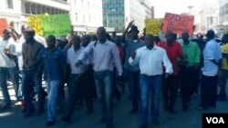 Abasakhulayo beMDC-T batshengisela eHarare ngokunyamalala kukaItai Dzamara. (Imifanekiso ithethwe nguThomas Chiripasi oweStudio 7)