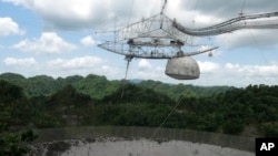 ARCHIVO - En esta fotografía del 13 de julio de 2015 se muestra el radiotelescopio más grande del mundo en el Observatorio de Arecibo, en Arecibo, Puerto Rico.