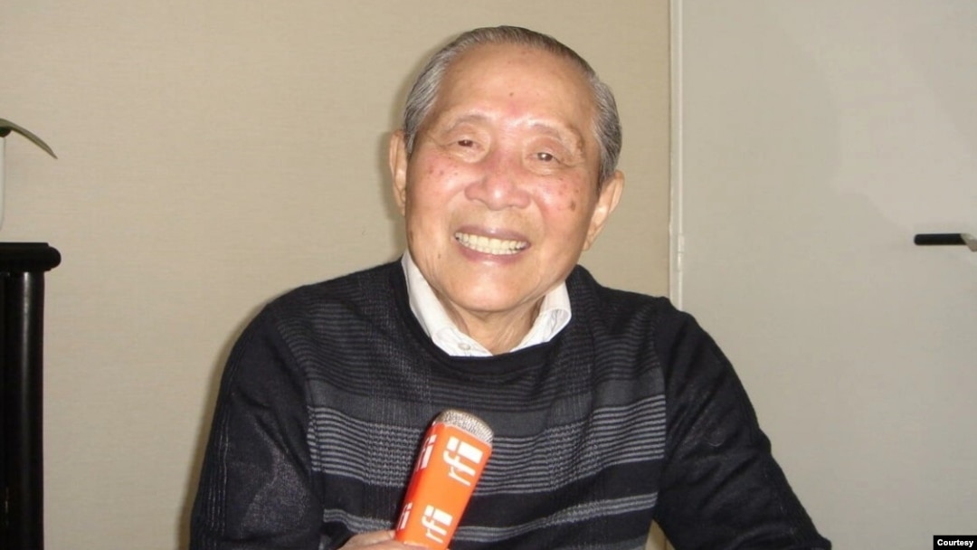 Giáo sư Vũ Quốc Thúc trả lời phỏng vấn RFI ngày 08/03/2012. (Hình: Thanh Phương - RFI)