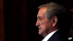 Archivo. El ministro de Defensa de Ecuador, Oswaldo Jarrín, dice que fuerzas aliadas a el Guacho crucen la frontera desde Colombia. 