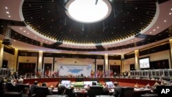 European and Asian leaders take part in the closing ceremony for the ASEM Summit in Vientiane, Laos, November 6, 2012. 