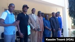 Le rappeur Master Soumy (2e à g.) en compagnie des magistrats. (VOA/Kassim Traoré)