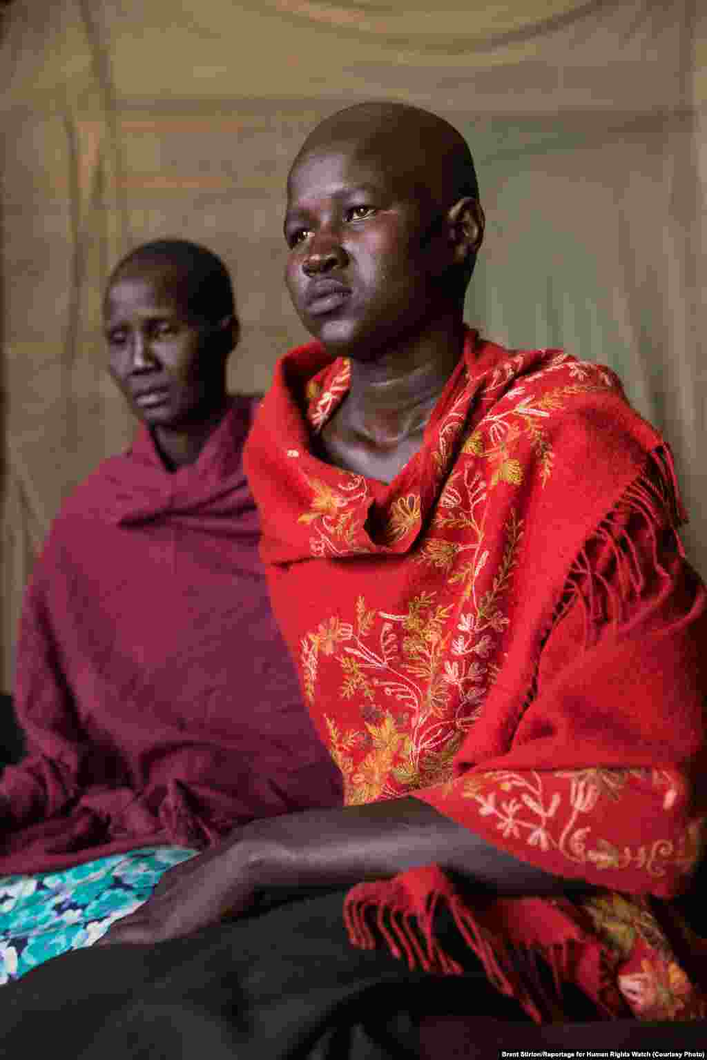 Akuot, 16, dari Bor, negara bagian Jonglei dipukul selama tiga hari setelah menolak dikawinkan dengan mahar ternak. Ia merupakan salah satu anak-anak perempuan yang diwawancarai oleh Human Rights Watch untuk laporan mengenai pernikahan di bawah umur di Sudan Selatan. (Brent Stirton/Human Rights Watch)