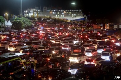 Antrean mobil yang menunggu untuk menaiki kapal feri saat masyarakat kembali ke kampung halaman di pelabuhan Merak di Cilegon, Jawa Barat, dini hari pada 6 April 2024.