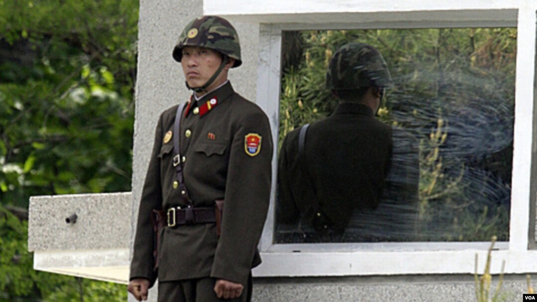 Seorang tentara Korea Utara berjaga di Zona Demiliterisasi (DMZ) di Panmunjom yang memisahkan kedua Korea (foto: dok). Seorang tentara Korut membelot ke Korsel setelah membunuh dua petugas di bagian barat Zona demiliterisasi (DMZ), Sabtu (6/10).