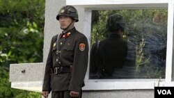 Seorang tentara Korea Utara berjaga di Zona Demiliterisasi (DMZ) di Panmunjom yang memisahkan kedua Korea (foto: dok). Seorang tentara Korut membelot ke Korsel setelah membunuh dua petugas di bagian barat Zona demiliterisasi (DMZ), Sabtu (6/10).