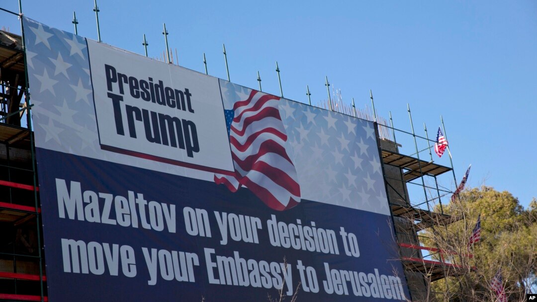 Sebuah poster tergantung di gedung yang sedang dibangun, berisi ucapan selamat kepada Presiden Donald Trump untuk keputusan memindahkan Kedutaan Besar AS ke Yerusalem, 20 Januari 2017.