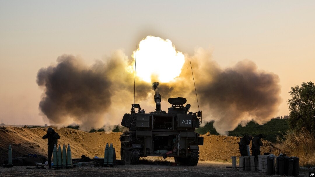 Satu unit artileri Israel menembakkan peluru ke arah sasaran di Jalur Gaza, di perbatasan Gaza Israel, Rabu, 19 Mei 2021. (AP Photo / Tsafrir Abayov)