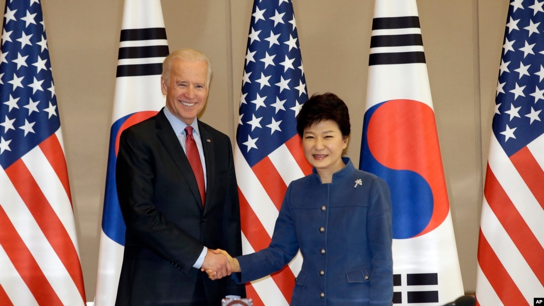 Presiden Korea Selatan Park Geun-hye (kanan) berjabat tangan dengan Wakil Presiden AS Joe Biden di Seoul (6/12). (AP/Lee Jin-man)