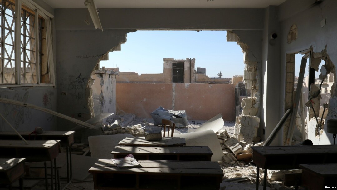 Sebuah gedung sekolah yang hancur akibat serangan artileri di Hass, provinsi Idlib, Suriah utara Rabu (26/10). 