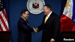 Menteri Luar Negeri Filipina Teodoro Locsin Jr. (kiri) menerima Menlu Amerika Mike Pompeo di Manila, 1 Maret 2019 lalu. 