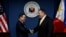 Bộ trưởng Ngoại giao Mỹ Mike Pompeo (phải) bắt tay Ngoại trưởng Philippines Teodoro Locsin Jr