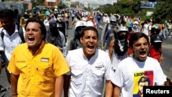 El diputado opositor, José Manuel Olivares (centro), junto con Carlos Paparoni y Juan Mejía durante una marcha a la oficina del Defensor del Pueblo estatal en Caracas, Venezuela. 