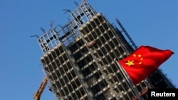 Bendera nasional China berkibar di lokasi pembangunan kompleks perumahan baru di Beijing, 4 November 2013. (Foto: Reuters)