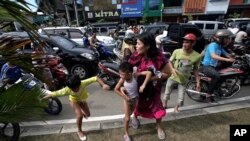 在印尼地震后当局一度发布海啸警报，民众逃生