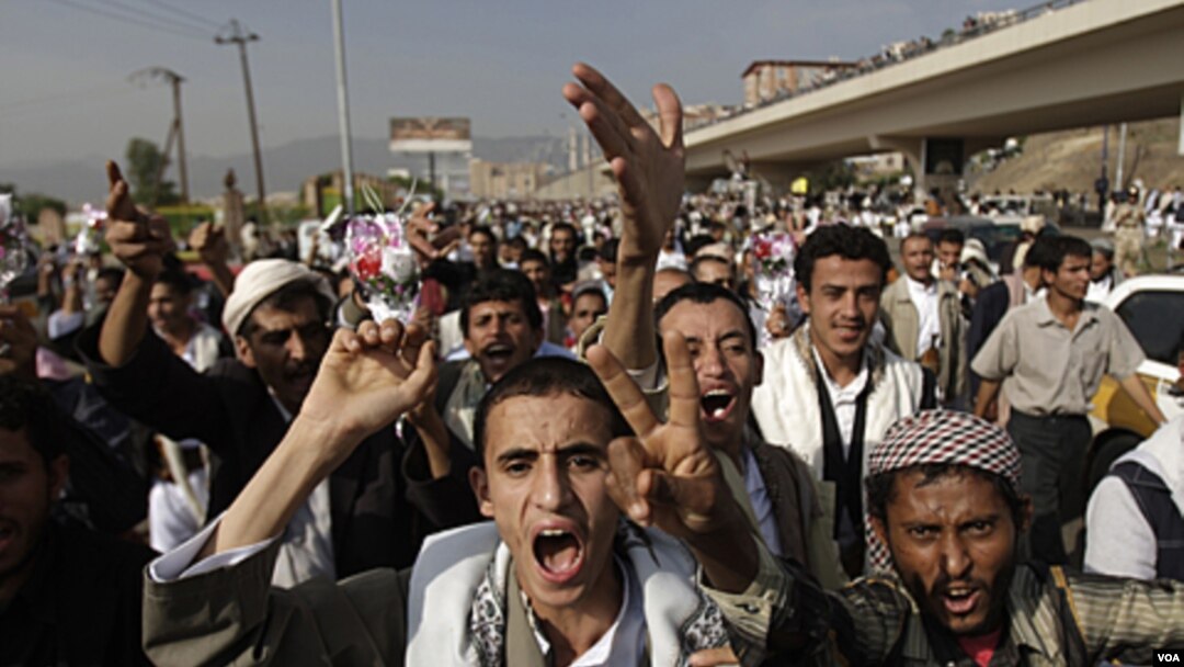 Warga Sanaa meneriakkan slogan yang menuntut Ali Abdullah Saleh untuk mundur dari jabatannya sebagai Presiden Yaman (30/8).