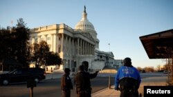 Des policiers se tiennent devant le Capitole avant le premier discours du président Donald Trump sur l'état de l'Union à Washington, le 30 janvier 2018.