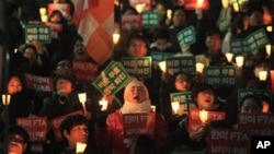 미한 자유무역협정 반대 범국민촛불 집회에 참가한 시민들이 비준 무효와 대통령 퇴진를 요구하며 구호를 외치고 있다.