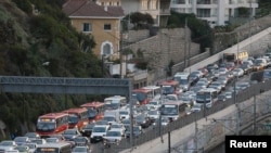 Chilenos en Valparaíso evacuan la costa el lunes 24 de abril, después que las autoridades emitieran un alerta de tsunami (ya cancelada) luego de un terremoto de 7,1 frente a la ciudad portuaria.