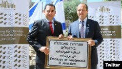 El presidente de Guatemala, Jimmy Morales y el alcalde de Jerusalén, Nick Barkat, en la inauguración de la nueva Embajada de Guatemala en Jerusalén.