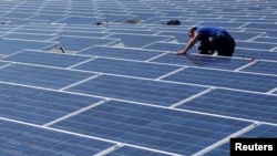 Hoy en día cuesta cerca de $20 mil dólares instalar paneles solares para proveer a un hogar la energía que necesita.