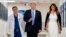 Дональд Трамп и Первая леди во время посещения больницы в штате Флорида 