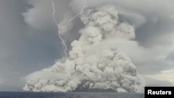 Gunung berapi bawah laut Hunga Tonga-Hunga Ha'apai mengalami erupsi pada 14 Januari 2022. (Foto: Tonga Geological Services/via Reuters)