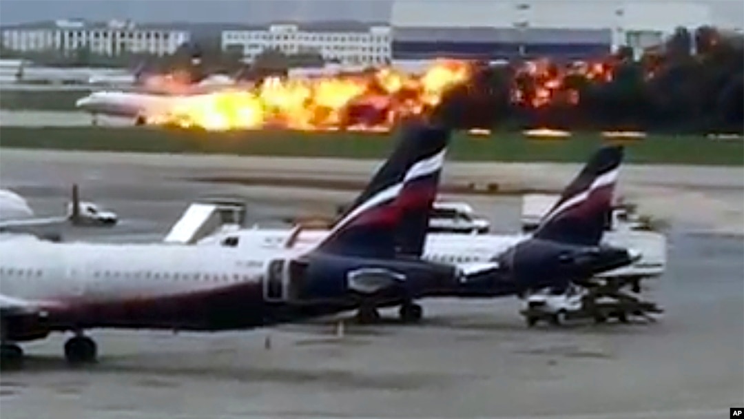 Na snimku sa Instagrama koji je objavio @artempetrovich vidi se avion SSJ-100 Aeroflota u plamenu tokom prinudnog sletanja na aerodrom Šeremejtevo u Moskvi. 