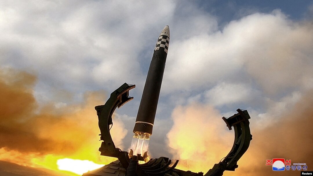 Peluncuran rudal balistik antarbenua (ICBM) dalam foto tak bertanggal ini yang dirilis pada 19 November 2022. (Foto: KCNA via REUTERS)