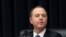 资料照：美国众议院情报委员会主席谢安达（Adam Schiff，又译亚当·希夫）在众议院情报委员会的一次听证会上听取发言。(2019年3月28日)