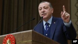 Presiden Turki Recep Tayyip Erdogan (foto: dok). Badan pengadaan pertahanan Turki kini diperintahkan melapor kepada Presiden Recep Tayyip Erdogan, bukan ke kementerian pertahanan.